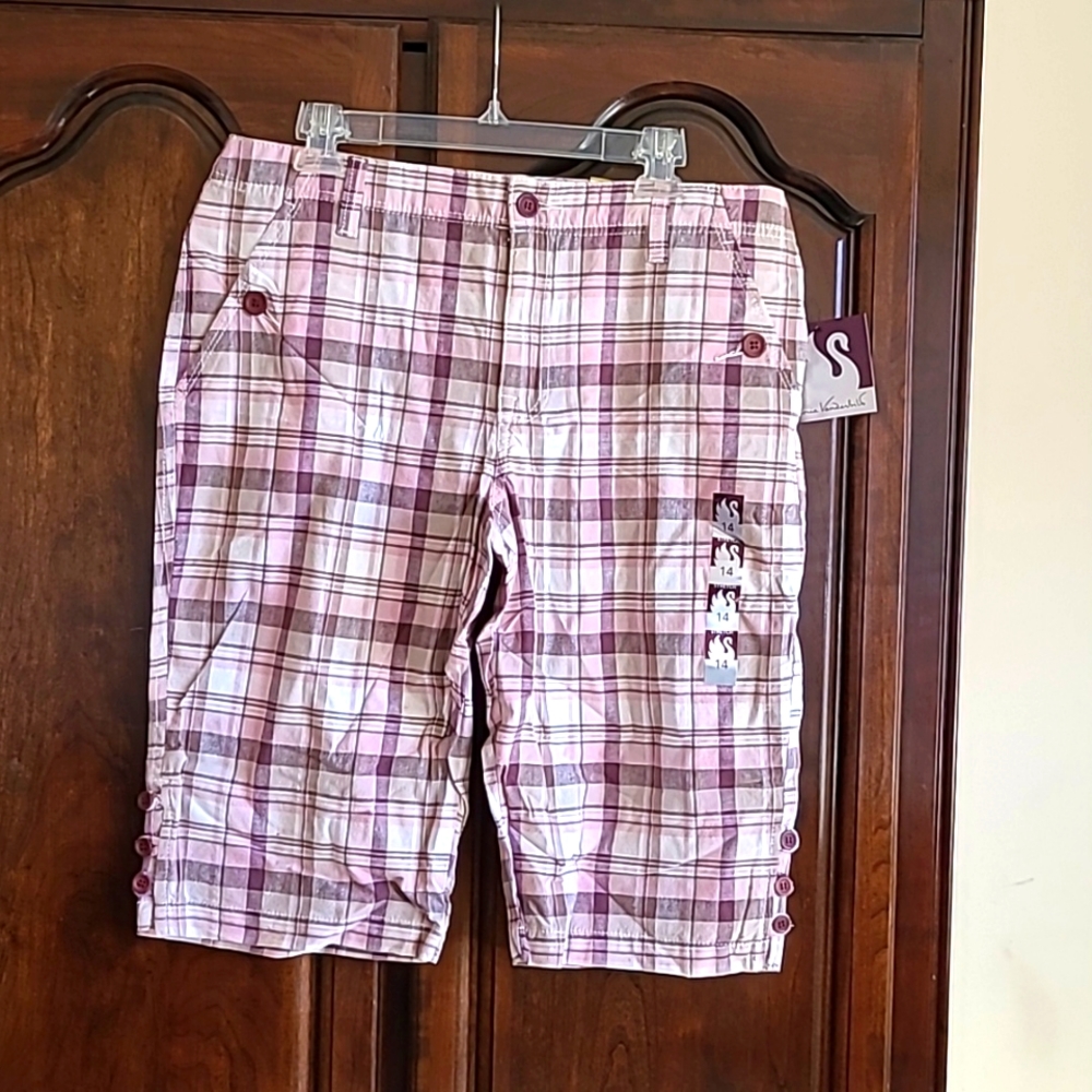 Gloria Vanderbilt brand new shorts. Size 14